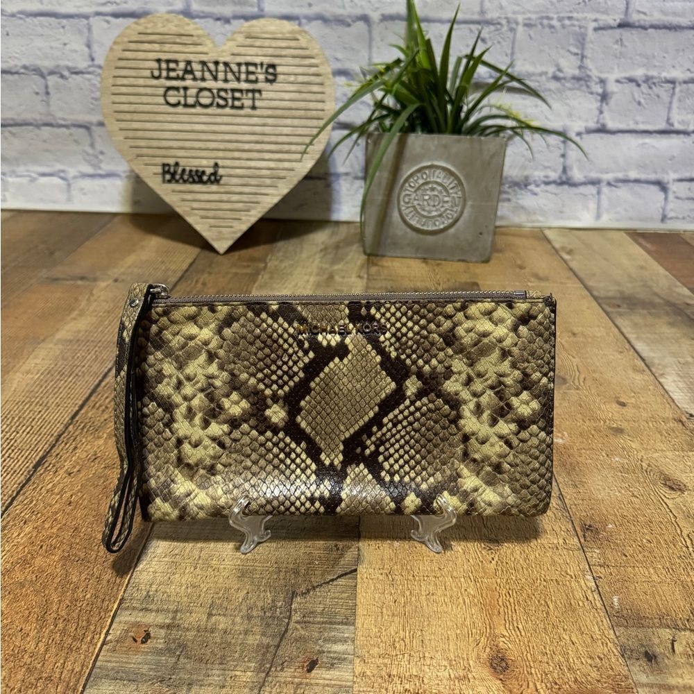Michael Kors
Leather Clutch Bag